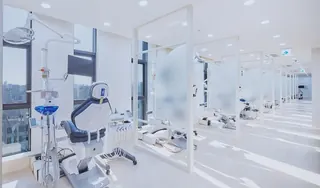 以隔板分隔的开放式诊疗区治疗椅