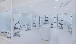 照明明亮的开放式诊疗区全景