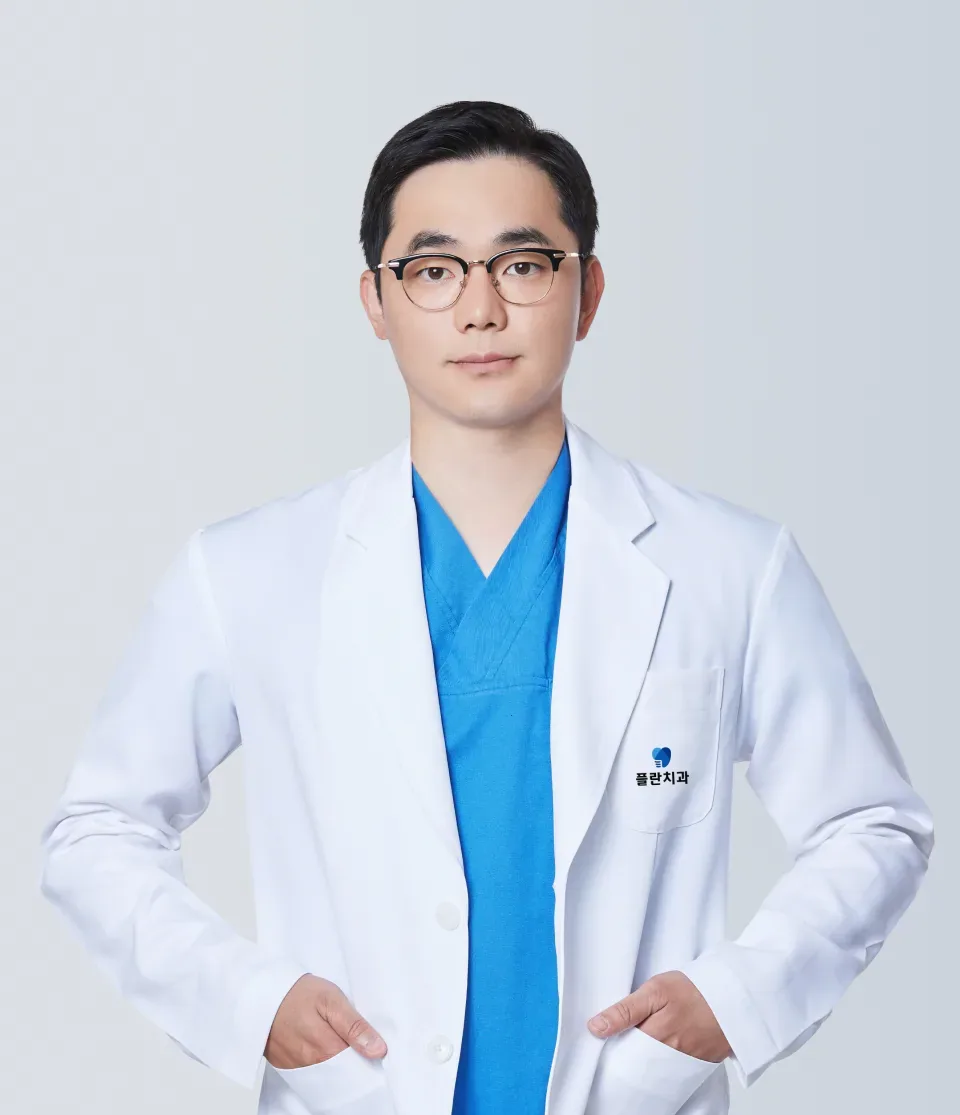 身穿白大褂的代表院长崔英仁